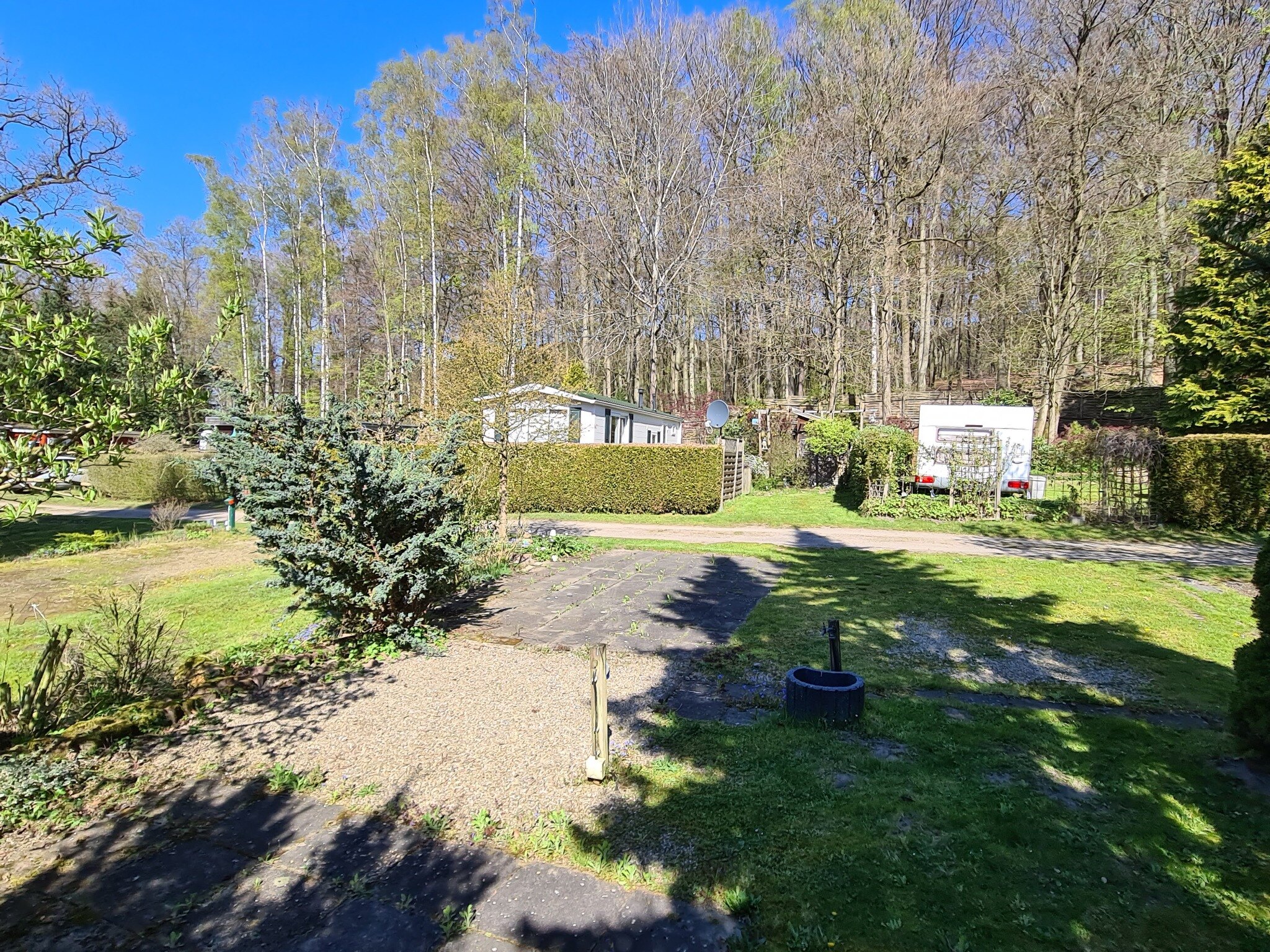 Ruhiger Durchgangsplatz am Waldrand